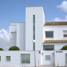 DISEÑO VALLA PRINCIPAL EN FACHADA VIVIENDA.. Architecture, Interior Architecture, Design, Lighting Design & Interior Design project by MANUEL UREBA. INTERIORISTA. - 03.15.2015