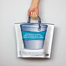 Bolsa solidaria / Phone House. Un proyecto de Br, ing e Identidad, Diseño de producto y Diseño gráfico de Ana Recuero Sanz - 06.04.2015