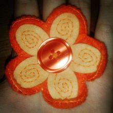 Flor - broche de fieltro hecho a mano. Projekt z dziedziny Craft,  Sztuki piękne, Design, Projektowanie biżuterii i Projektowanie graficzne użytkownika María Rogles - 04.05.2015