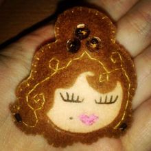 Cara mujer - broche de fieltro hecho a mano. Projekt z dziedziny Craft, Design, Projektowanie biżuterii i Projektowanie graficzne użytkownika María Rogles - 04.05.2015