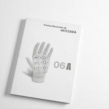 Pna. Diseño y maquetación del catálogo de los Premios Nacionales de Artesanía. Diseño de trofeo, marca y portada: Paco Bascuñán. Un projet de Conception éditoriale de Iván Durán Pérez - 10.05.2015