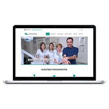 Diseño web, fotografía y aplicaciones a redes sociales Clínica Dental Moaña. Art Direction, Design, Graphic Design, Web Design, Photograph, Cop, and writing project by María Vilariño - 05.22.2015