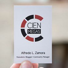 Diseño de logotipo, aplicaciones para redes sociales y tarjetas de visita para la web de series Cien Megas. Br, ing, Identit, Art Direction, Design, Graphic Design, and Web Design project by María Vilariño - 05.23.2015