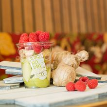Juicy Day. Photograph, Marketing, Br, ing, Identit, Art Direction, Product Design, Editorial Design, Advertising, and Video project by by Andrea Suarez - 06.10.2015