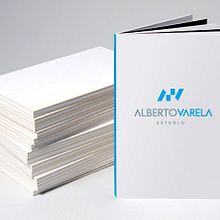 Diseño de logotipo para Alberto Varela, un estudio que realiza proyectos de arquitectura interior, rehabilitación y decoración.. Un projet de Br, ing et identité, Design  , et Design graphique de Alejandro Prieto Jaime - 05.08.2007