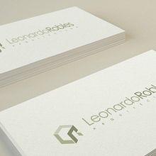 Leonardo Robles es un arquitecto e interiorista colombiano especializado en el desarrollo de proyectos para viviendas, locales comerciales y oficinas.. Un projet de Br, ing et identité, Design  , et Design graphique de Alejandro Prieto Jaime - 30.09.2013