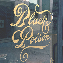 Black Poison. Rotulación de cristal a mano.. Fine Arts, Painting, T, and pograph project by Ales Santos - 06.15.2015