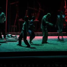 Perros en Danza (diseño de escenografía, iluminación y fotos). Un projet de Design , Conception d'éclairage, Scénographie , et Photographie de Marta Cofrade - 18.06.2015