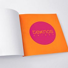 Teknos es el nombre de una peluquería unisex ubicada en Málaga. La duplicación de uno de los palitos de la “k” evocan la idea de un peine.. Un progetto di Br, ing, Br, identit, Design e Graphic design di Alejandro Prieto Jaime - 23.10.2006