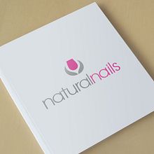 Logotipo para Natural Nails, una empresa dedicada a prestar servicios para la belleza y cuidados de manos y uñas. El icono se basa en la forma de una uña rodeada por dos hojas que crean un símbolo que recuerda una flor.. Un progetto di Br, ing, Br, identit, Design e Graphic design di Alejandro Prieto Jaime - 25.01.2012