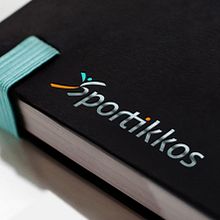 Diseño de logotipo para Sportikkos, es una empresa madrileña dedicada a la prestación de servicios deportivos, gestión, instalaciones, organización de eventos deportivos, entrenamientos personales, etc.... Un progetto di Br, ing, Br, identit, Design e Graphic design di Alejandro Prieto Jaime - 16.04.2012