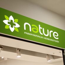 Diseño de logotipo para Nature, un establecimiento de parafarmacia y herboristería ubicado en las Islas Canarias.. Un projet de Br, ing et identité, Design  , et Design graphique de Alejandro Prieto Jaime - 19.06.2012