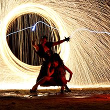 Fire in the Dark, experimentando con lightpainting. Photograph project by Alberto Miranda - 07.30.2015