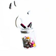 Mi propuesta para Placebo, Dirección de arte y composición de píldoras. Een project van  Art direction, Grafisch ontwerp, Fotografie,  Ontwerp, Lichtontwerp, Beeldhouwwerk y Traditionele illustratie van Victor Martinez Campo - 01.09.2015