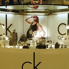 Montaje escaparate Certina y Calvin Klein. Un projet de Design graphique , et Publicité de Fco Javier Morón Vázquez - 11.01.2011