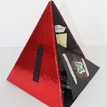 Diseño de libro triangular para la exposición CARTALOGO en la Biblioteca Nacional de Santiago de Chile 2014. Design, Product Design, and Editorial Design project by Javier Navarro Romero - 09.14.2015