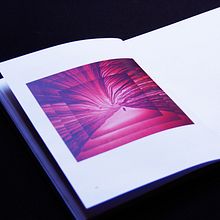 OUT/LINE. Un projet de Br, ing et identité, Conception éditoriale, Design graphique, Webdesign, Illustration traditionnelle, Publicité , et Sérigraphie de Mateo Correal - 29.09.2015