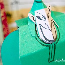 El traje nuevo del Emperador_paper toys. Un proyecto de 3D, Artesanía, Diseño de juguetes, Ilustración tradicional y Packaging de Cristina Moreda - 07.10.2015