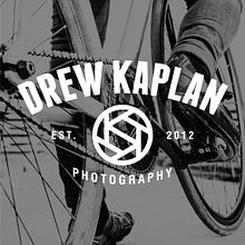 Drew Kaplan Photography Logo Ein Projekt aus dem Bereich Br, ing und Identität, Kunstleitung, Design und Grafikdesign von Jaime Guisasola - 22.10.2015