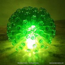 Lámpara con 125 botellas de plástico - Lamp made out of 125 plastic bottles. Un progetto di Artigianato di Rosa Montesa Reciclado Creativo - 06.11.2015