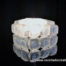 Lámpara con 45 botellas de plástico pequeñas - Reciclado, reciclaje, upcycling. Arts, and Crafts project by Rosa Montesa Reciclado Creativo - 11.06.2015