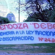 Padres autoconvocados exigen los derechos de las PCD en Mendoza Ein Projekt aus dem Bereich Schrift von Anahi Perez - 18.11.2015