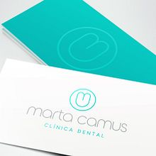 Diseño de logotipo para Marta Camus, una clínica dental ubicada en el País Vasco. El logotipo simboliza la silueta de un diente y está creado a partir de las iniciales "m" y "c" del nombre. . Br, ing și identitate și Design grafic de Alejandro Prieto Jaime - 03.21.2015