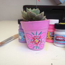 Macetitas con diseños artesanales . Un proyecto de Artesanía y Pintura de Maricielo Reategui - 23.01.2016