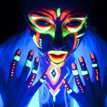 RITUAL NEON TRIBAL . Design, Design de caractere, Design de costume, Fotografie, Pictura și Fotografie Post-producție de Sara Ibernia - 01.27.2016