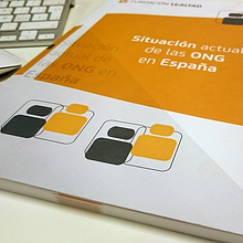 INFORME ANUAL PARA FUNDACIÓN LEALTAD. Editorial Design, and Graphic Design project by Nowe Creative Formación y Diseño - 02.03.2016