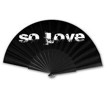 So love merchandising.. Een project van  Br, ing en identiteit y Traditionele illustratie van Moisés Ruiz Bell. - 07.02.2016