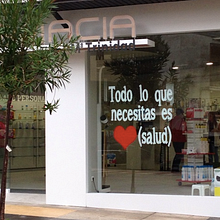 Escaparate de presentación Farmacia Quiroga. . Un proyecto de Consultoría creativa de Paula Celtia Diaz - 25.02.2016