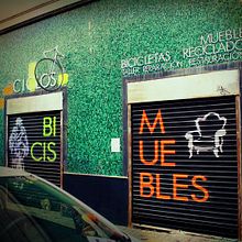 Decoración fachada tienda Ciclos con stencil y spray. Un projet de Art urbain de Sonia de Viana - 19.01.2016