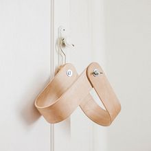 Percha revistero portátil de pared. Arts, Crafts, Furniture Design, Making, and Product Design project by Oitenta - 04.04.2016
