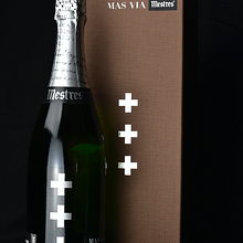Rediseño Mas Via + packaging. Br, ing, Identit, Design, Photograph, and Packaging project by Gemma Guasch Sanabra - 04.07.2016