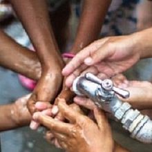 Folleto díptico Posgrado especialización en agua, saneamiento e higiene en cooperación Internacional Universidad Alcalá y Acción contra el Hambre. Een project van Grafisch ontwerp van Luciana Garcilazo - 08.05.2016