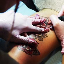 Sesión de tatuaje con Nü Inker. Een project van Fotografie van Paula Camargo Salinas - 25.06.2016