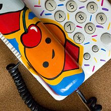 Teléfonos decorados. Arts, and Crafts project by Mariana Rojas - 07.04.2016