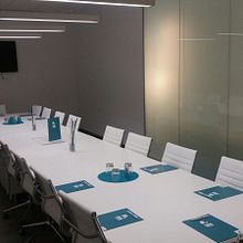 Centro de Negocios Inn Offices Cartuja despachos desde 550€/mes, salas reunión 20€/hora, salas formación o conferencias desde 30€/hora (dependiendo de aforo), Co-working 180€/mes, oficina virtual básica 40€/mes o completa 75€/mes (Iva no incluido). Un proyecto de Arquitectura de Inn Offices Estadio Olímpico - 01.08.2016