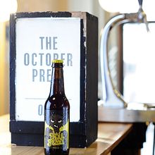 The October Press. Fotografia de producto-corporativa. Impulso de venta de cervezas artesanales.. Photograph project by Jordi Díaz - 08.22.2016