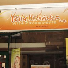 Publicidad exterior: Diseño de aviso Peluqueria Yeila. Un projet de Design graphique de Magda Semidey - 10.01.2015