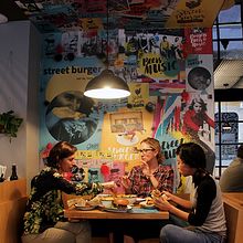 Gordon Burger Bar Barcelona  - Identidad gráfica y murales interiores. Técnica Collage. Interior Design, Graphic Design, Br, ing, Identit, and Collage project by uauh! comunicación gráfica - 11.07.2016