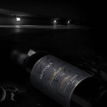 DISEÑO DE PACKAGING -  SEPTIMA GRAN MALBEC  de BODEGA SEPTIMA. Projekt z dziedziny Br, ing i ident, fikacja wizualna,  Kaligrafia, Design, Projektowanie produktowe, Projektowanie graficzne,  Nazewnictwo i Projektowanie opakowań użytkownika Carolina Saguan - 08.12.2016