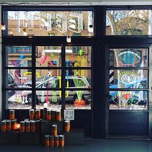 INTERVENCIÓN GRÁFICA EN GALERIA INDUSTRY BARCELONA. Street Art, Design, and Traditional illustration project by Luisa Sirvent - 12.18.2016