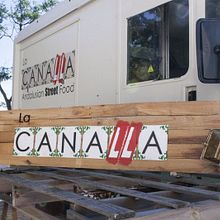Creación de cártel upcycling para el food truck  La canalla (Málaga) Ein Projekt aus dem Bereich Br, ing und Identität, Design, Produktdesign und Grafikdesign von DIKA estudio - 15.12.2015