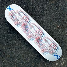 Tabla de skate Maple Skateshop x Guiriknows!. Graphic Design, Photograph, and Traditional illustration project by David Campillo Ribas - 12.18.2016