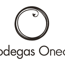 Diseño de logotipo, creatividades y etiquetas para bodega. Editorial Design, and Graphic Design project by Diego Ortega - 03.13.2014
