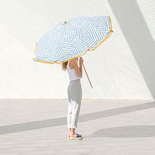 OMBA Urban Beach Parasols. Un proyecto de Br, ing e Identidad y Dirección de arte de María García - 02.03.2017