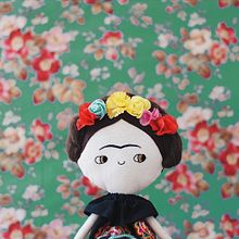 Muñeca Frida. Un proyecto de Artesanía, Diseño de juguetes, Diseño de personajes y Fotografía de Elena Sánchez Santos - 14.03.2017
