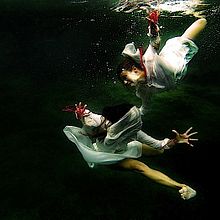 CREANDO DANZA BAJO EL AGUA / CREATING DANCE UNDERWATER. Photograph, Fine Arts, Concept Art, Creativit, and Art Direction project by Beatriz Glez Sa - 07.12.2014